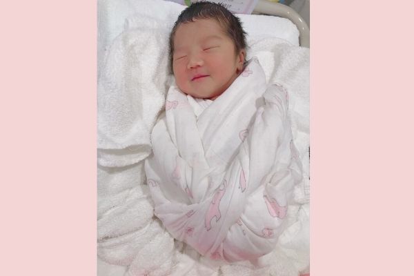 おひなまきで寝る赤ちゃん