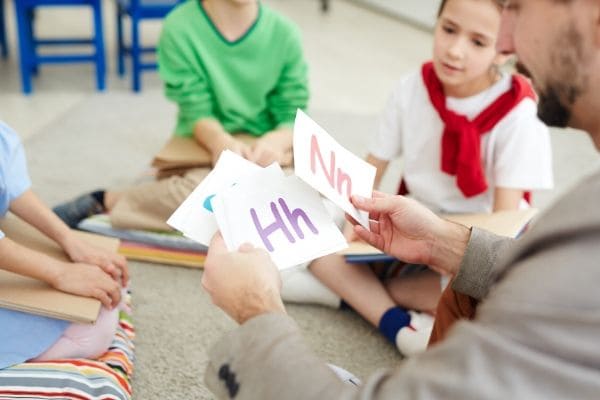 英語を勉強する子どもたち