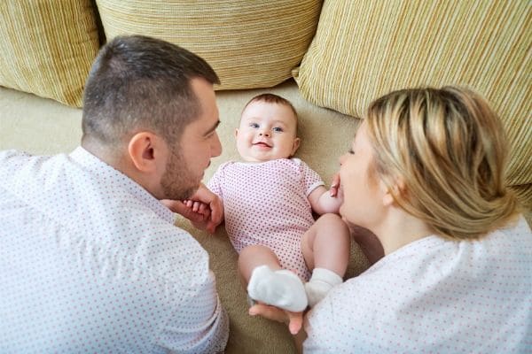 子どもを褒める両親