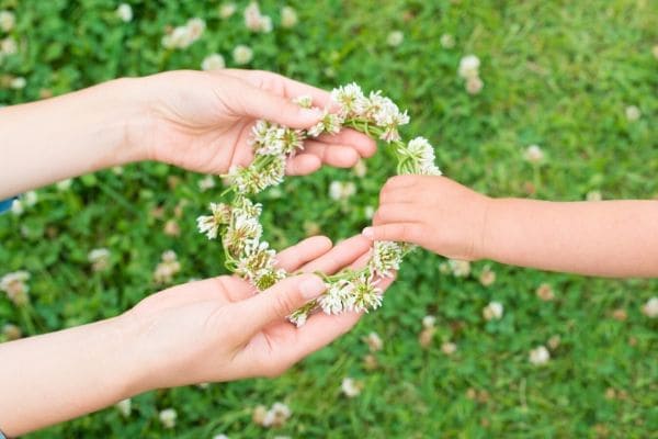 親子の手と花輪